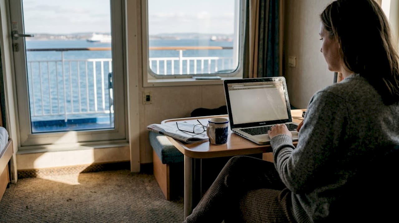 Una donna controlla la qualità del segnale Wi-Fi nella sua cabina a bordo della nave.