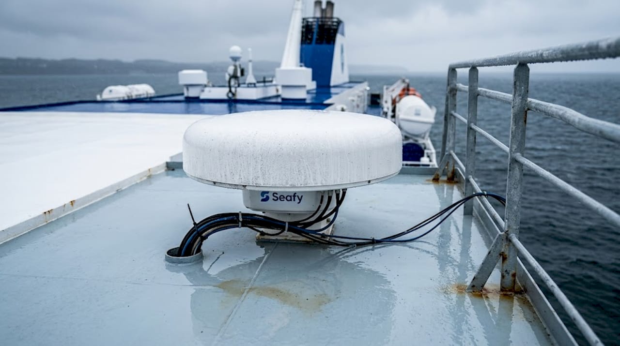 Satellitenantenne auf einer Fähre bei stürmischem Wetter – Empfang kann zur echten Herausforderung werden.