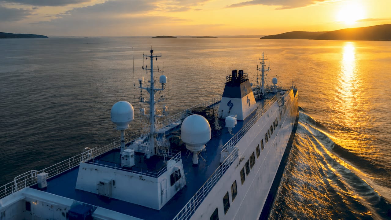 Ferry en pleine mer équipé d’antennes satellite et de la connectivité 5G