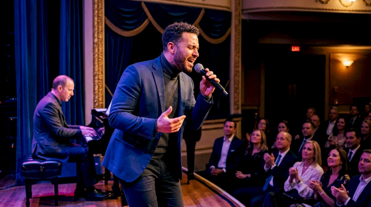 Live-Musik-Show im Theater an Bord eines Kreuzfahrtschiffs