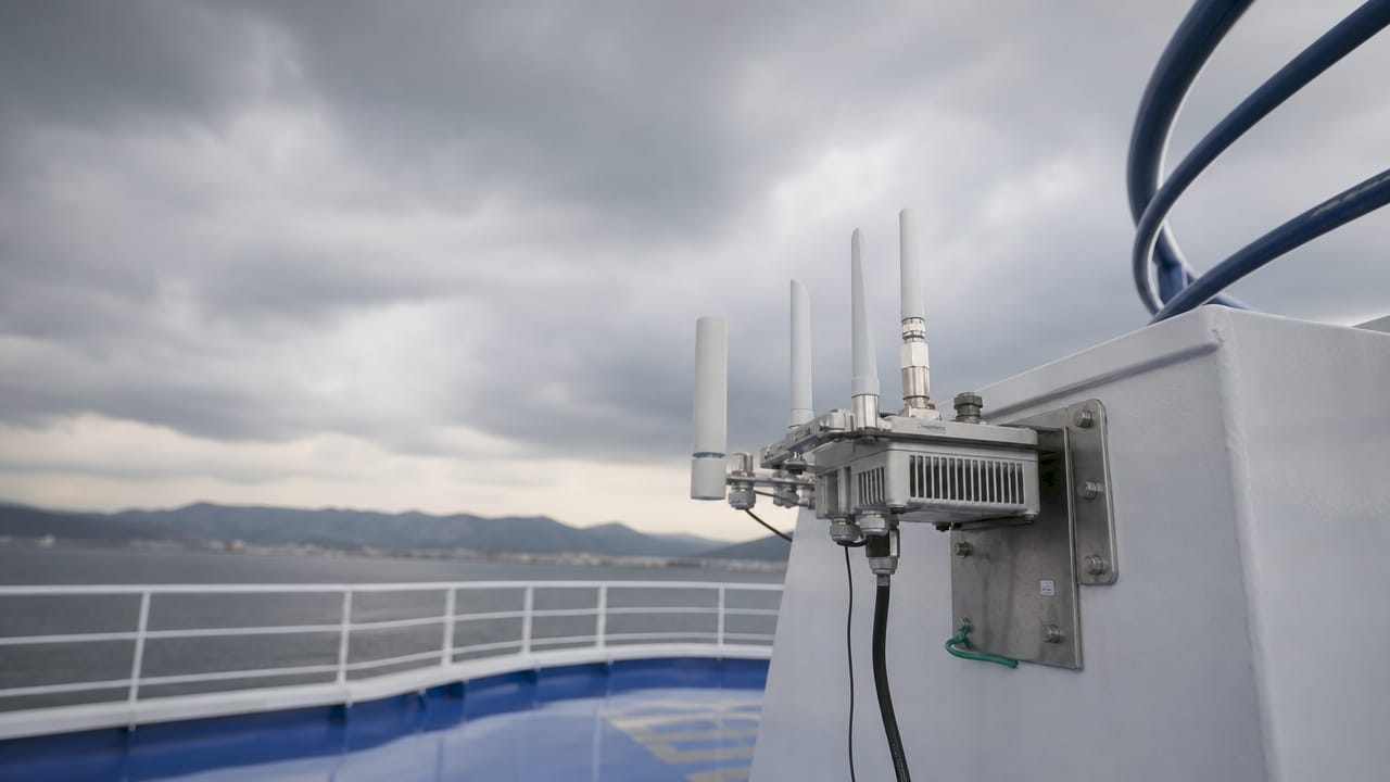 Primo piano delle antenne Wi-Fi installate sul ponte di un traghetto