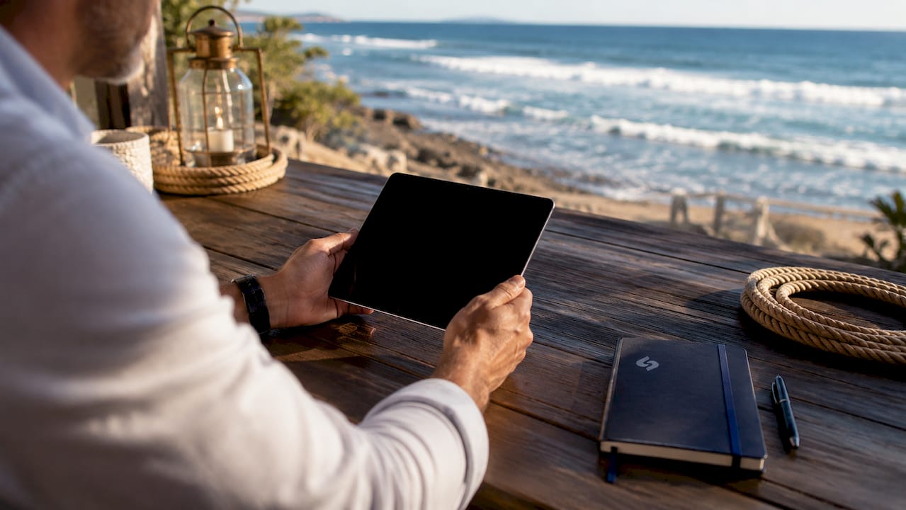 Un ingénieur manipule un équipement numérique dédié au secteur maritime.