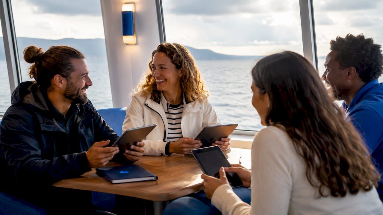 Des passagers profitent du Wi-Fi par satellite dans le salon du ferry.