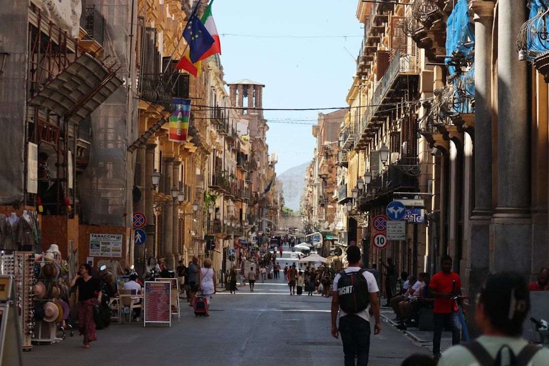 vicoli del centro storico di Palermo con mercati, cupole e luce autunnale