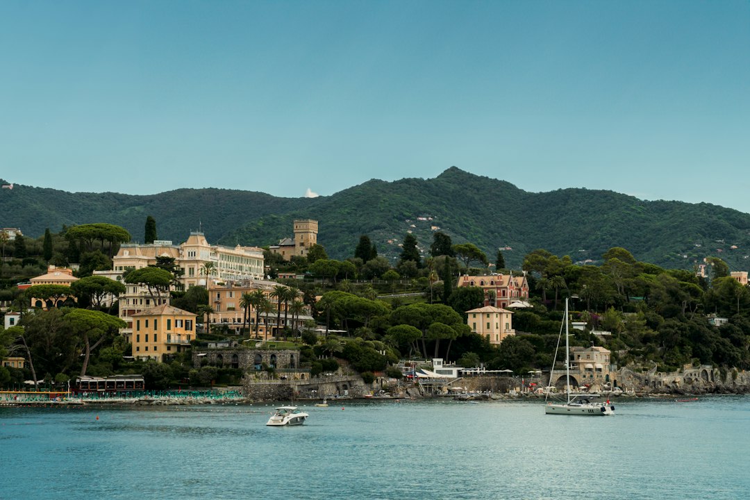 porto di Olbia con traghetti, acqua azzurra e colline sullo sfondo
