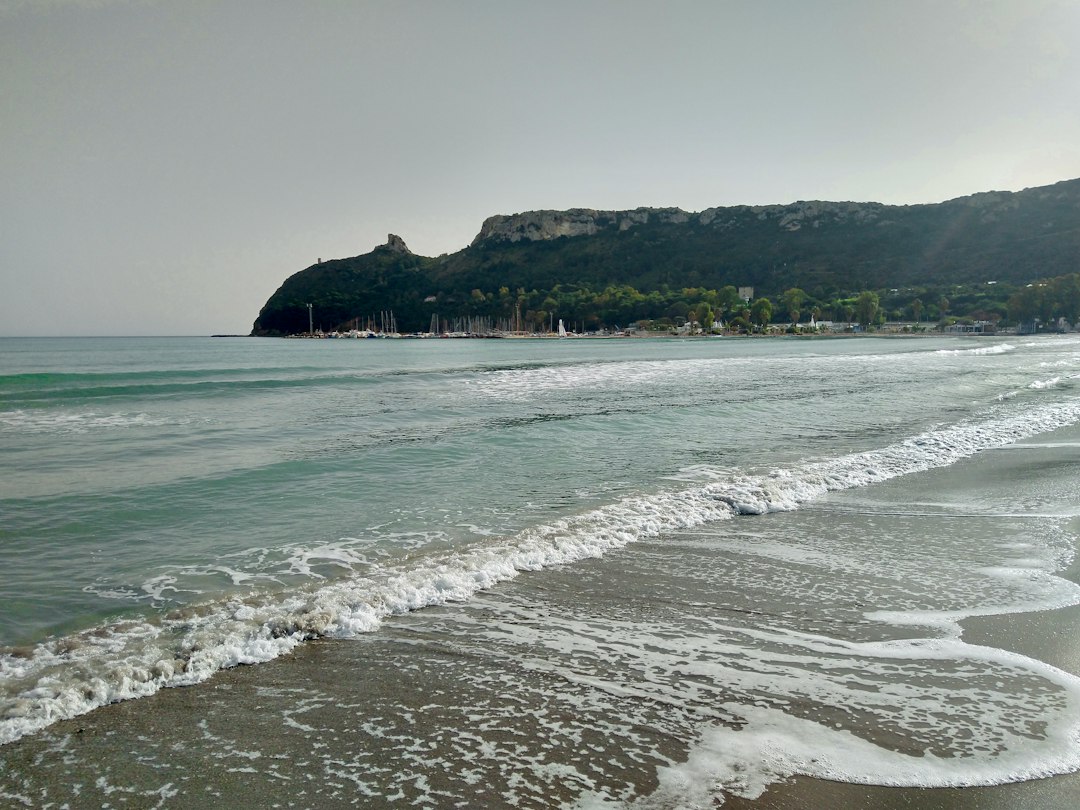 plage du Poetto en automne avec la Sella del Diavolo en arrière-plan