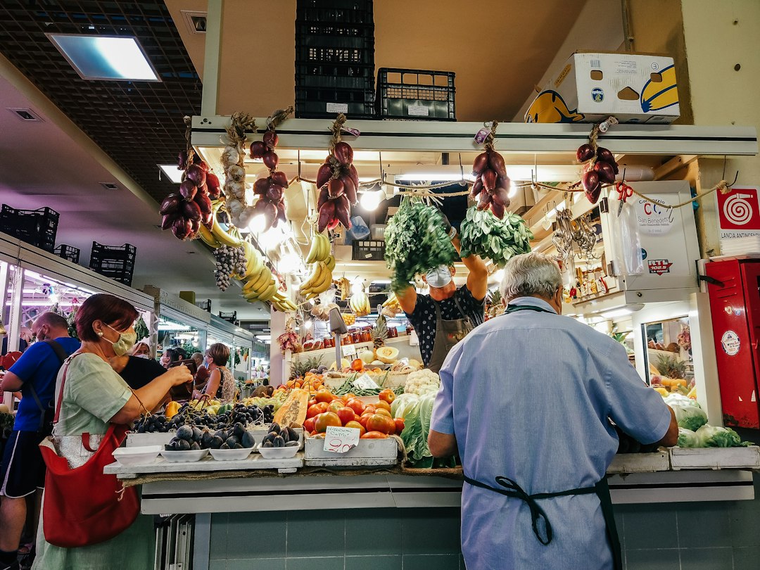 étal de poissonnerie au marché de San Benedetto avec crustacés, mollusques et poissons frais