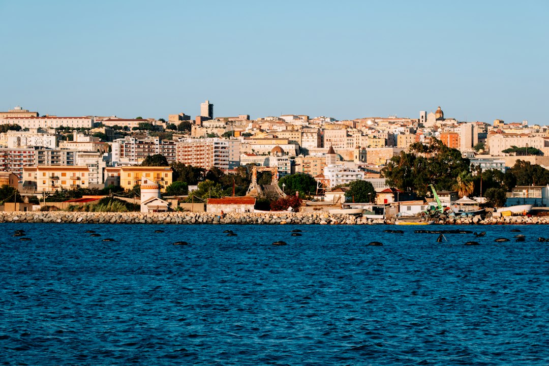 Cagliari vue depuis la mer, avec le front de mer et la ville en arrière-plan